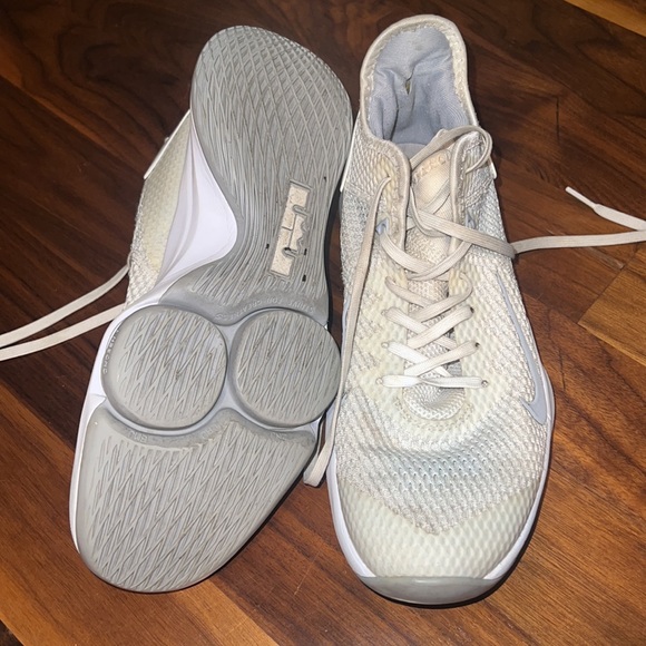 Lebron basketball shoes - Picture 2 of 4